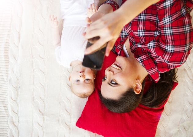 خرید و دانلود عکس Little Baby Girl and Mother کد 31584 | پیک فاکس | Pic Fox