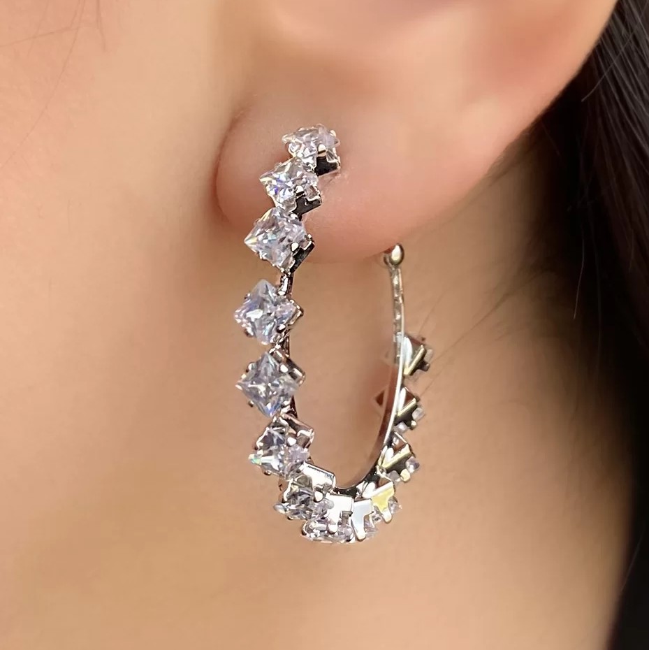 اکسسوری گوشواره حلقه ای نگین دار نقره ای رنگ