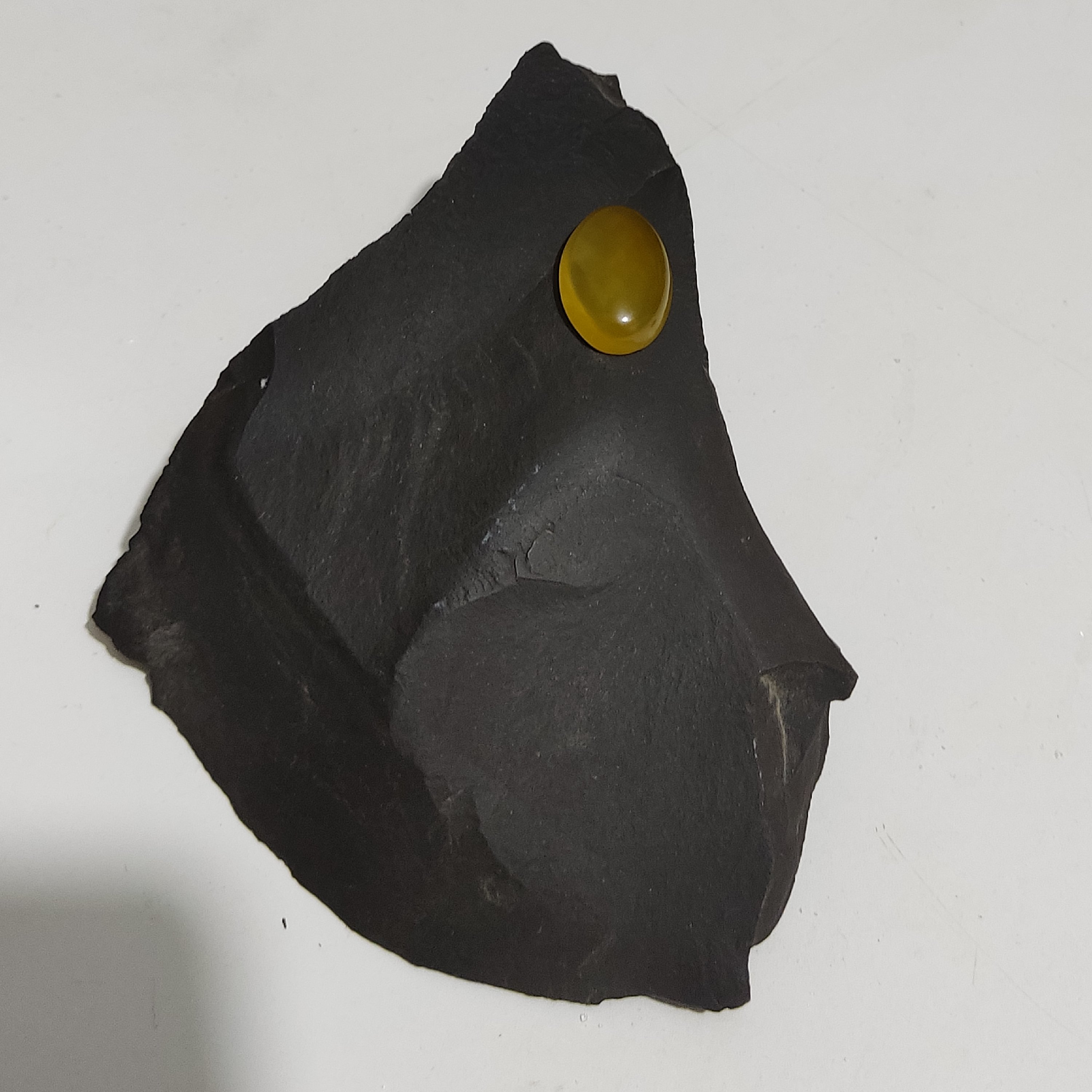 نگین عقیق زرد احیای رنگ شده با حکاکی دعای شرف الشمس