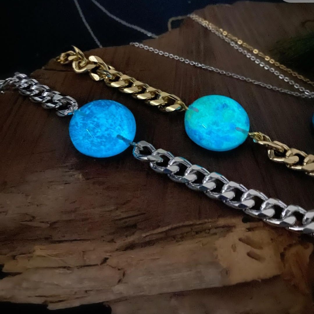 دستبند رزینی شبتاب با بند کارتیر  نقره ای طلایی شبتاب سبز و آبی وقرمز