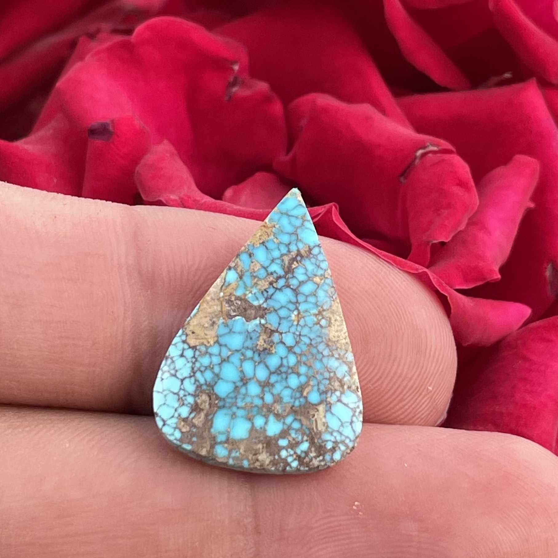 فیروزه نیشابور اصل و معدنی  تراش اشکی  شجر  عنکبوتی رنگ آبی آسمانی سایز 23 در 16 میلیمتر