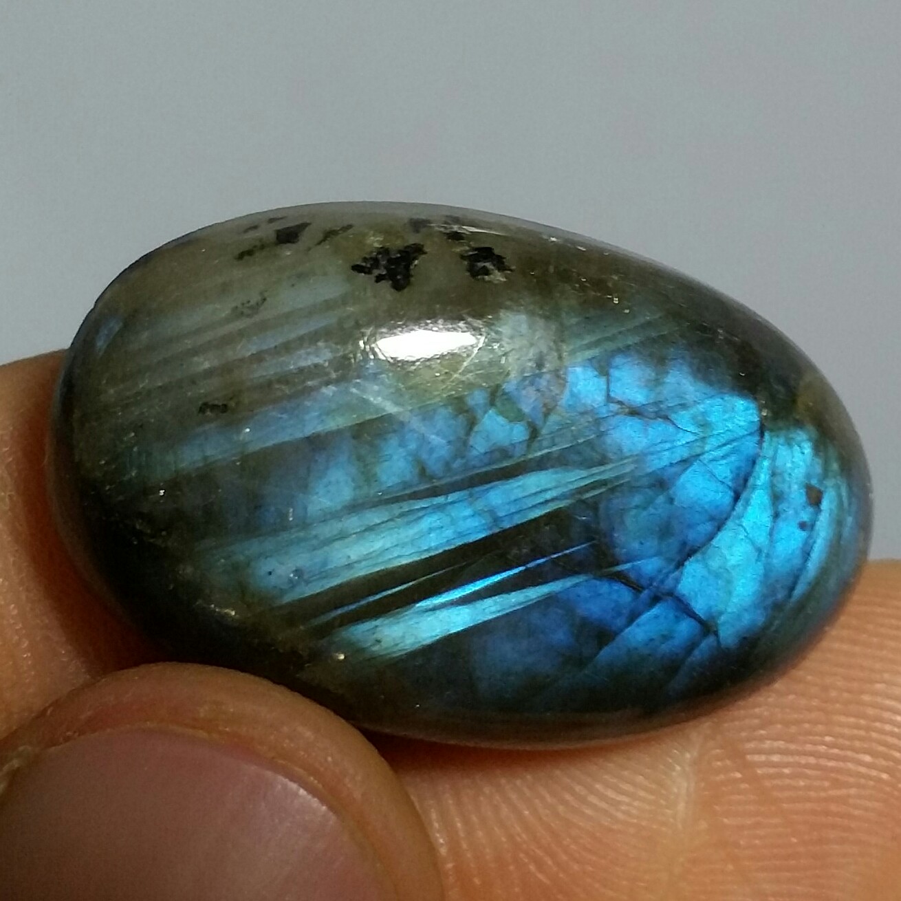 نگین لابرادوریت وارداتی از کشور لابرادور کانادا با تلالوئی بسیار بی نظیر و کمیاب کد 11171