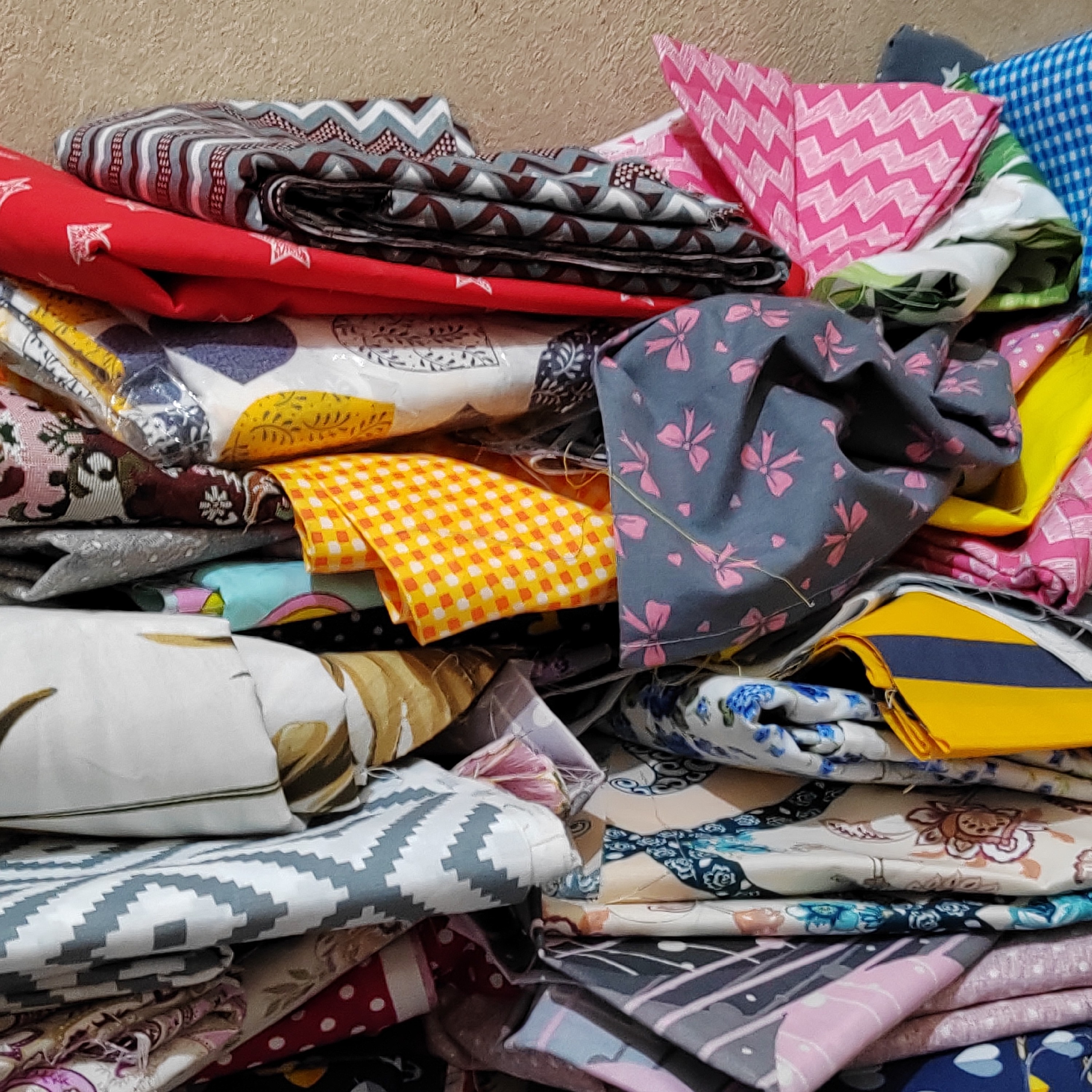 تیکه پارچه یک کیلویی مناسب کارهای هنری و چهل تیکه دوزی 