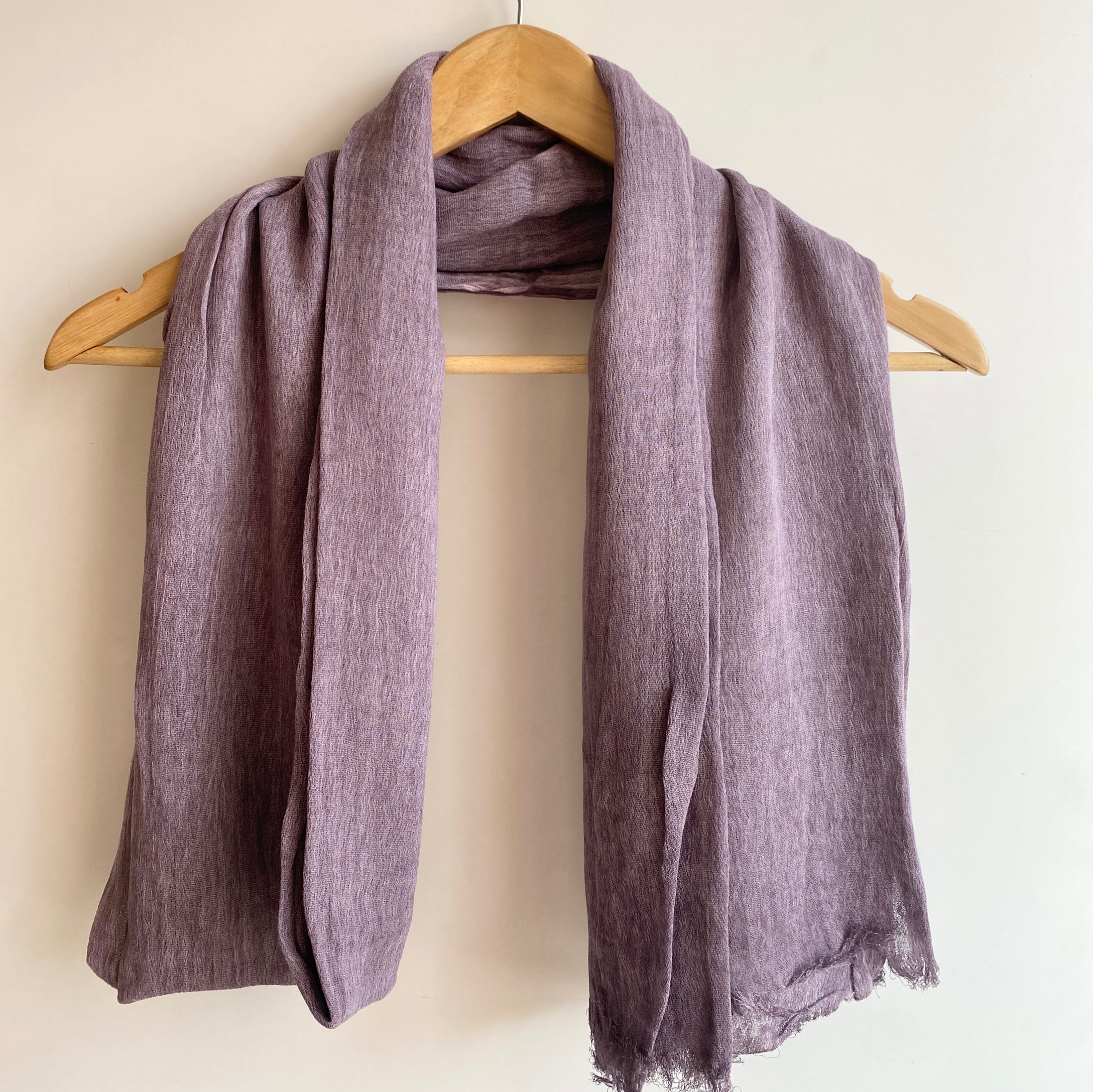 شال نخی جنس سنگشور  رنگ ارغوانی مناسب بهار و تابستان 