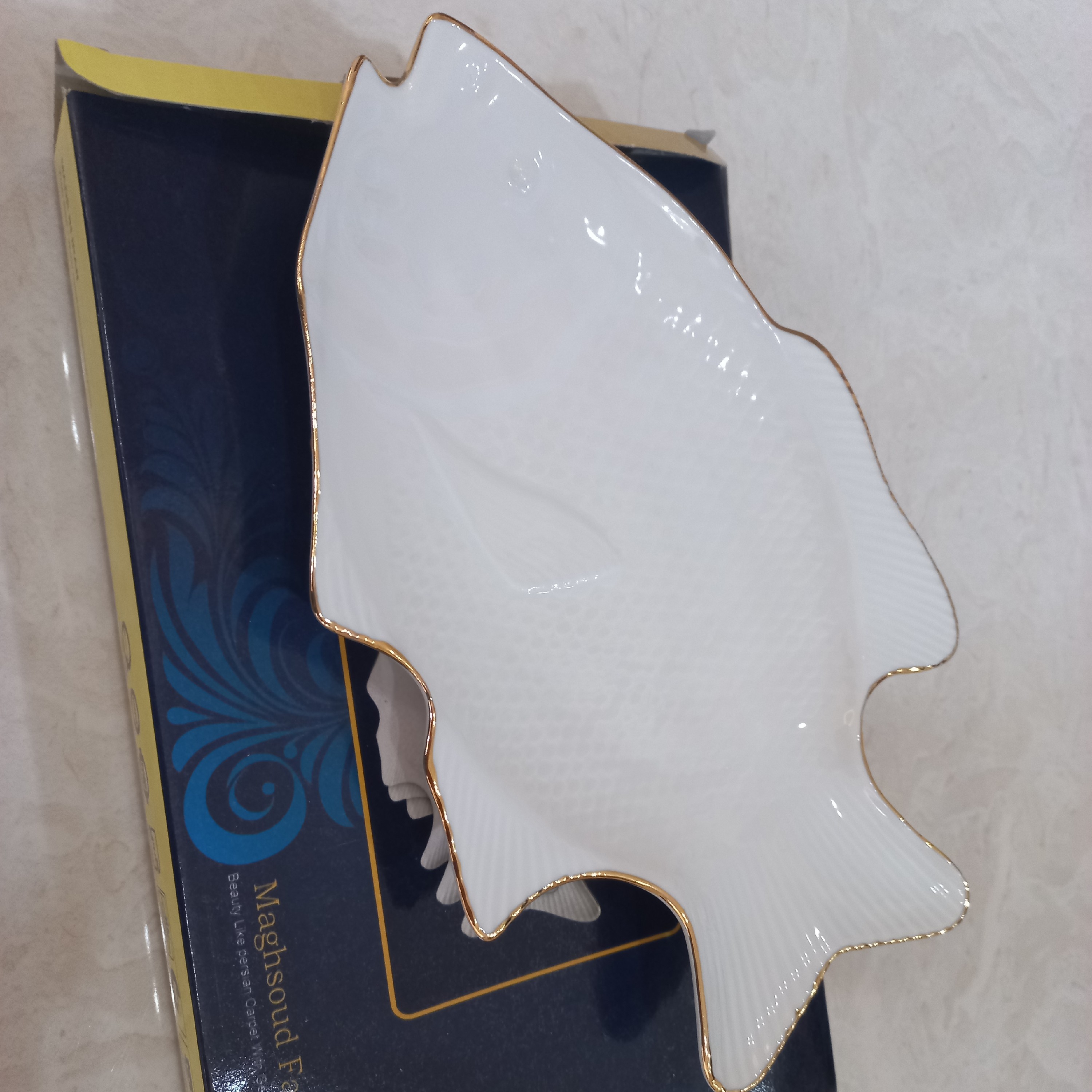 ظرف طرح ماهی جنس چینی رنگ سفید لب طلا سایز کوچک