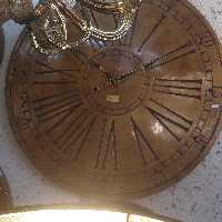 ساعت تمام چوبی اصل.نقش برجسته و منبت کاری رنگ کرم  با موتور آرام گرد و بدون صدا 