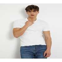 تی شرت سفید مردانه مناسب Aidy Guess