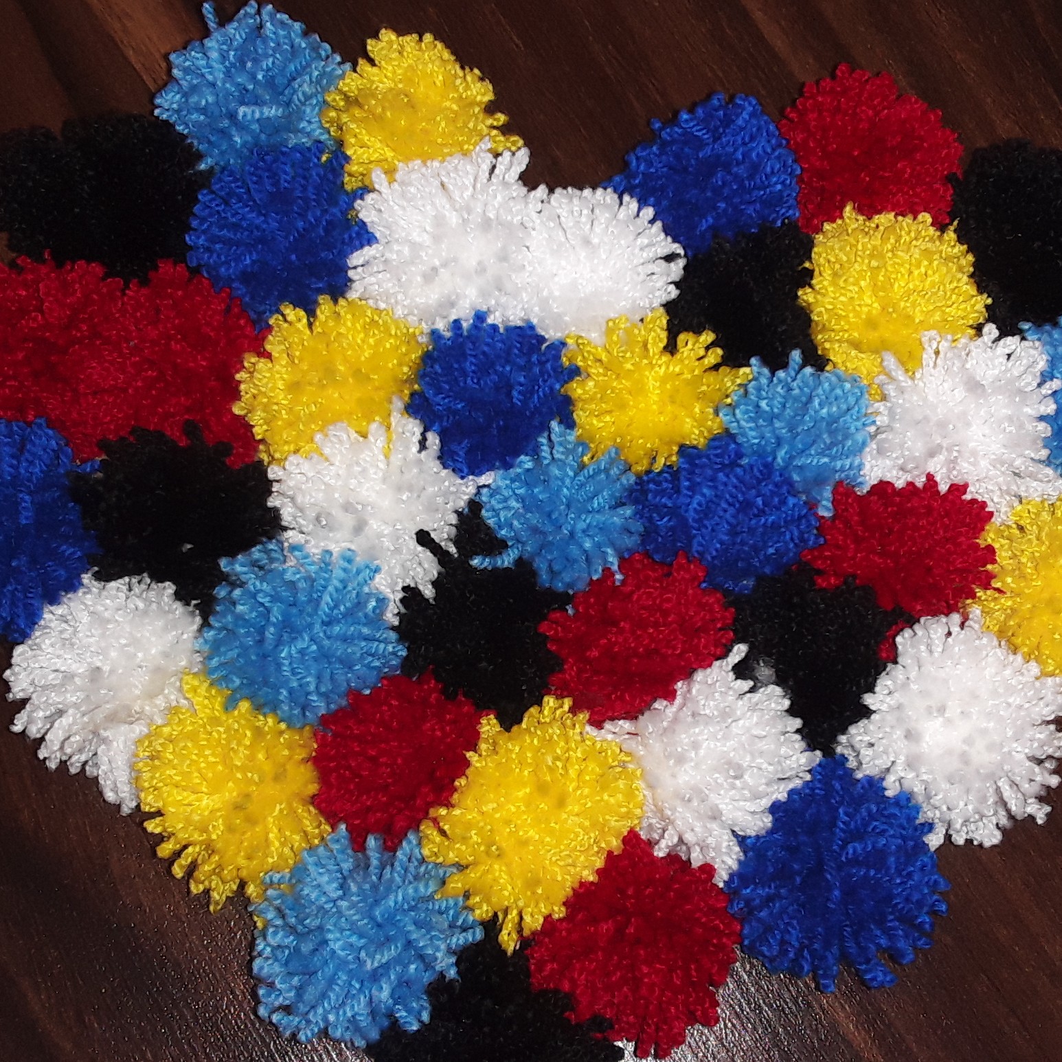 آویزهای کاموایی در رنگ و طرح های گوناگون.با رنگ و طرح دلخواه