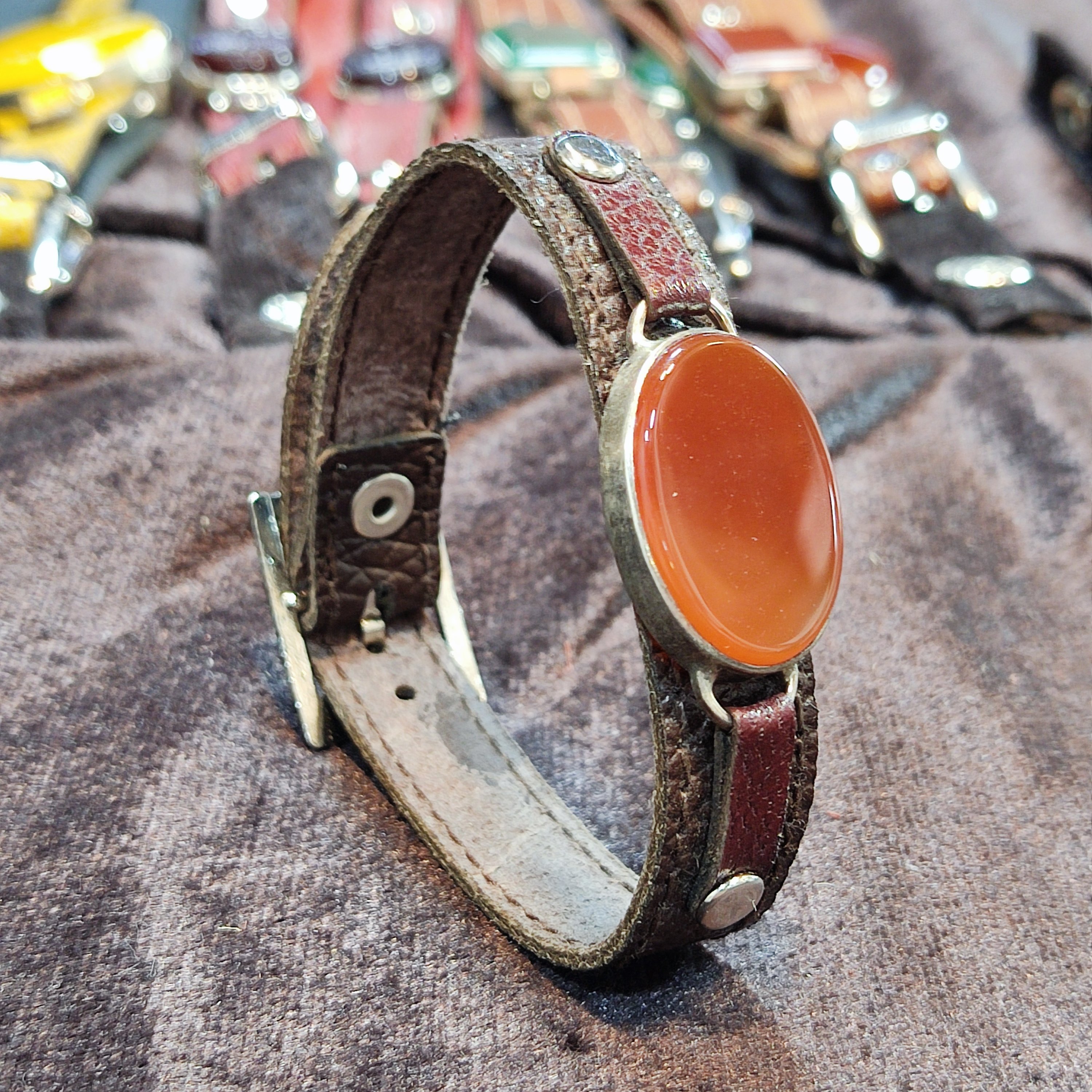 دستبند چرم گاوی همراه با نگین عقیق یمنی