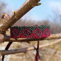 دستبند دوستی دستبافت طرح موانا ( زرشکی و سبز تیره ) محصول کاملا دستساز تیم گوزن آبی