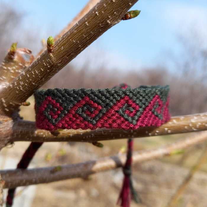 دستبند دوستی دستبافت طرح موانا ( زرشکی و سبز تیره ) محصول کاملا دستساز تیم گوزن آبی