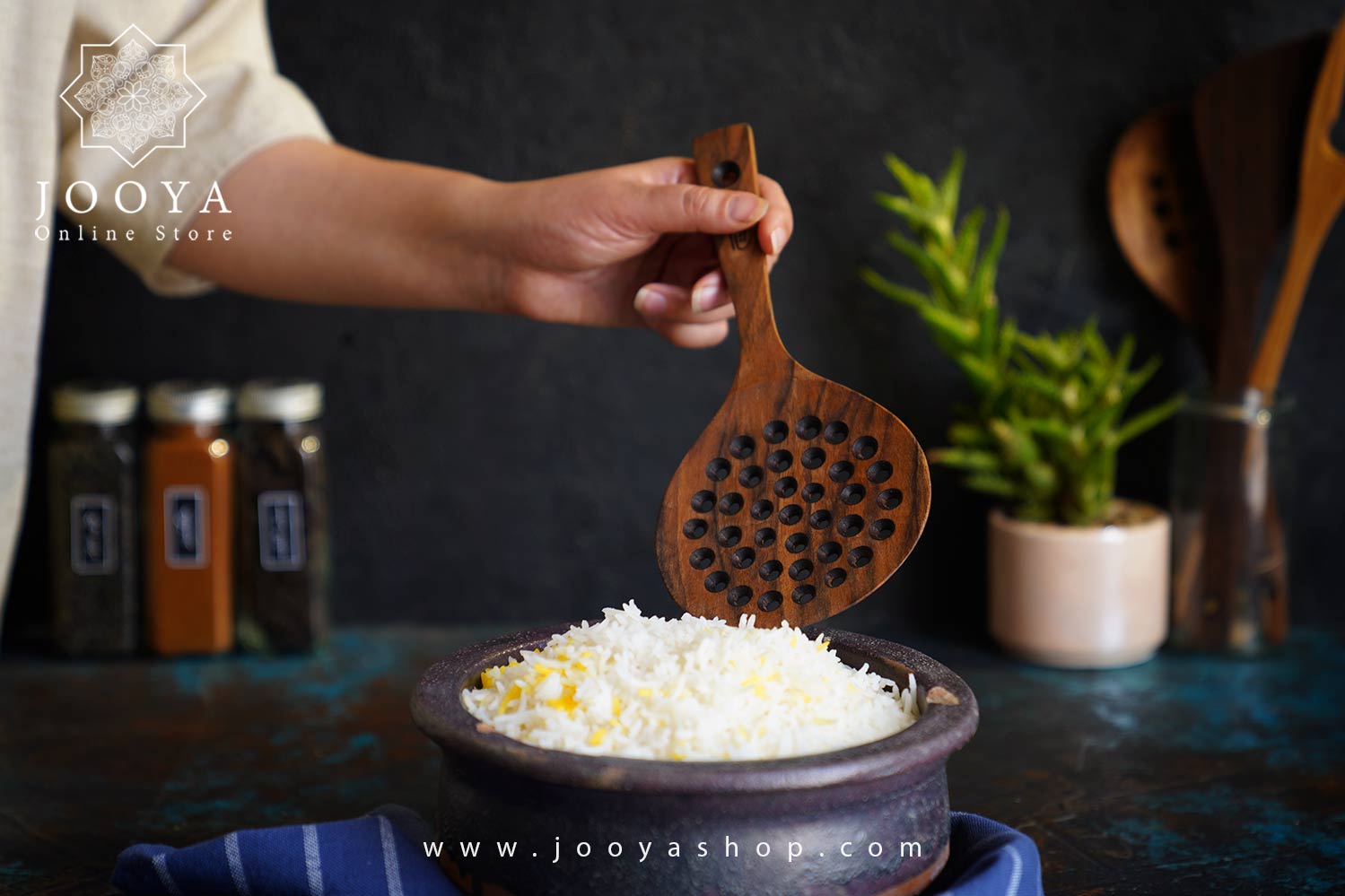 کفگیر سورخ دار با چوب گردو