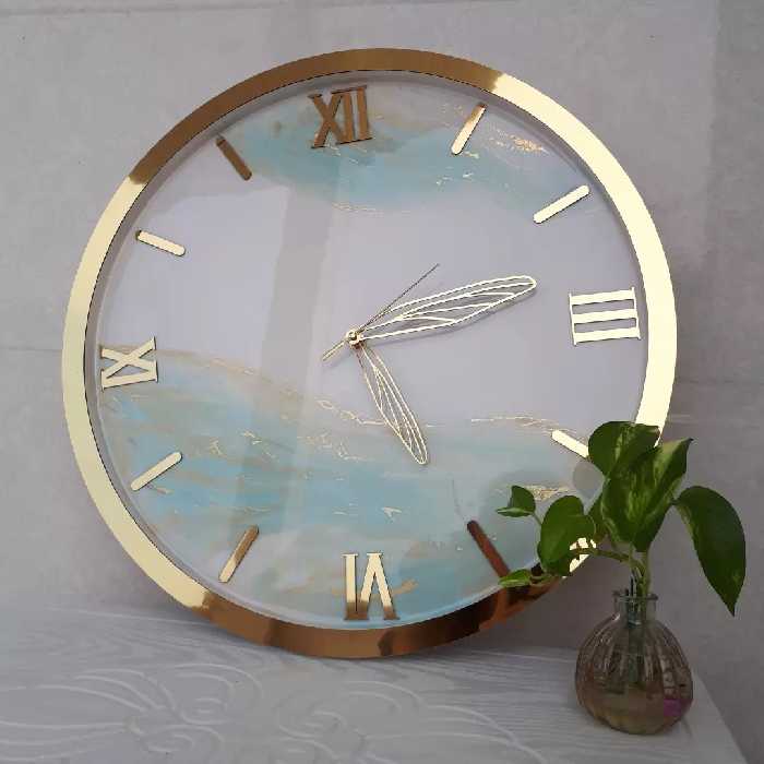 ساعت دیواری طرح روسی قطر 40 تم آبی اعداد و عقربه و رینگ طلایی رنگ ثابت تم سفید و ابی نیلی .موتور ارامگرد بیصدا