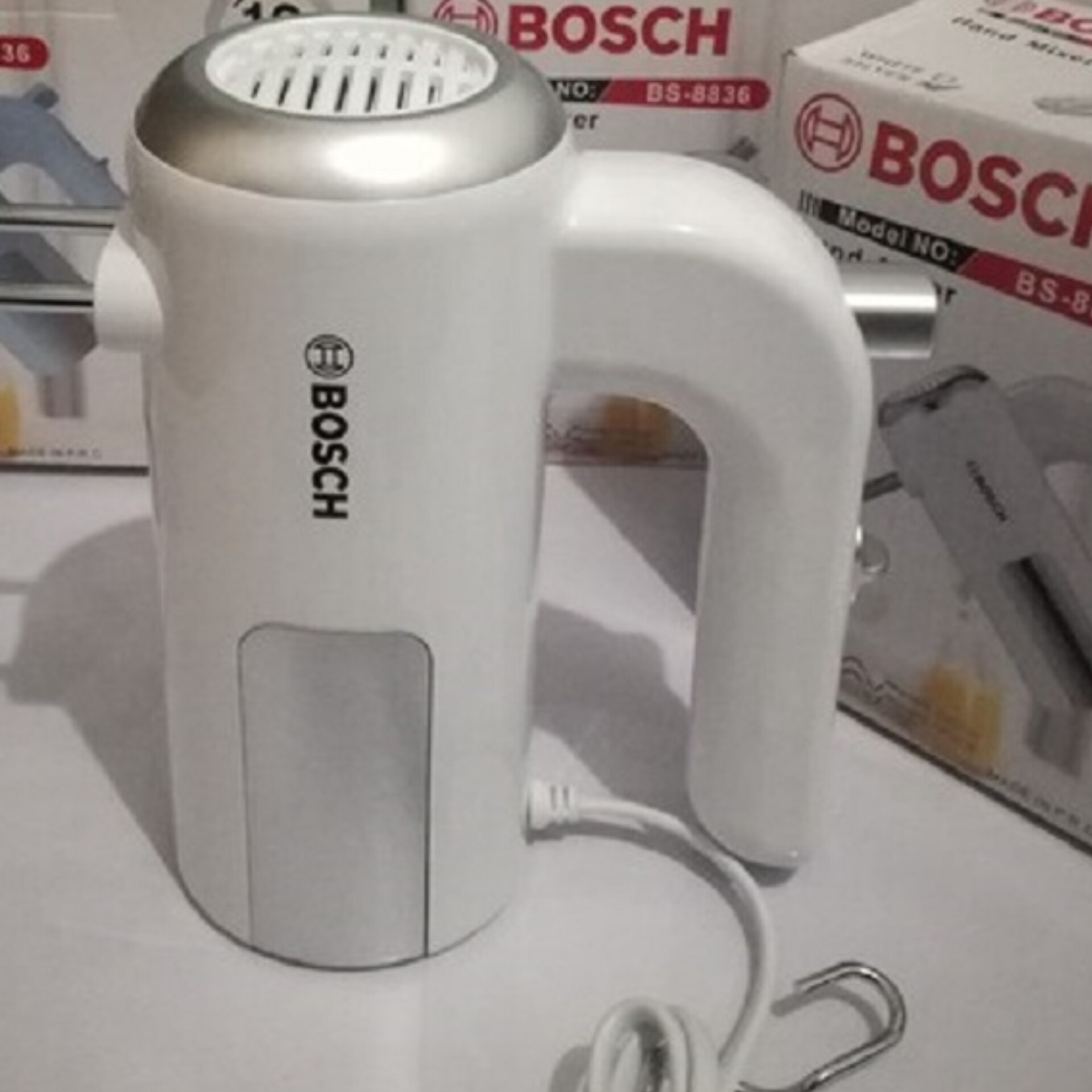 همزن برقی گیربکسی  بوش موتور پرقدرت  600وات  مدل 8836