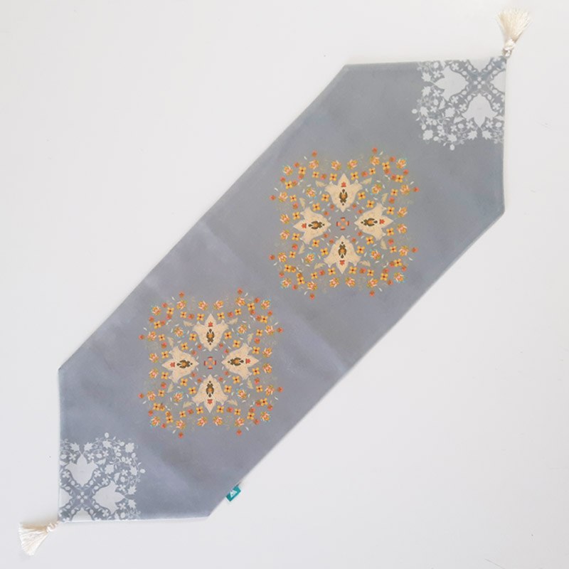 رانر مخمل آستر دار طرح دلنواز طوسی روشن  35x135 منگوله دار