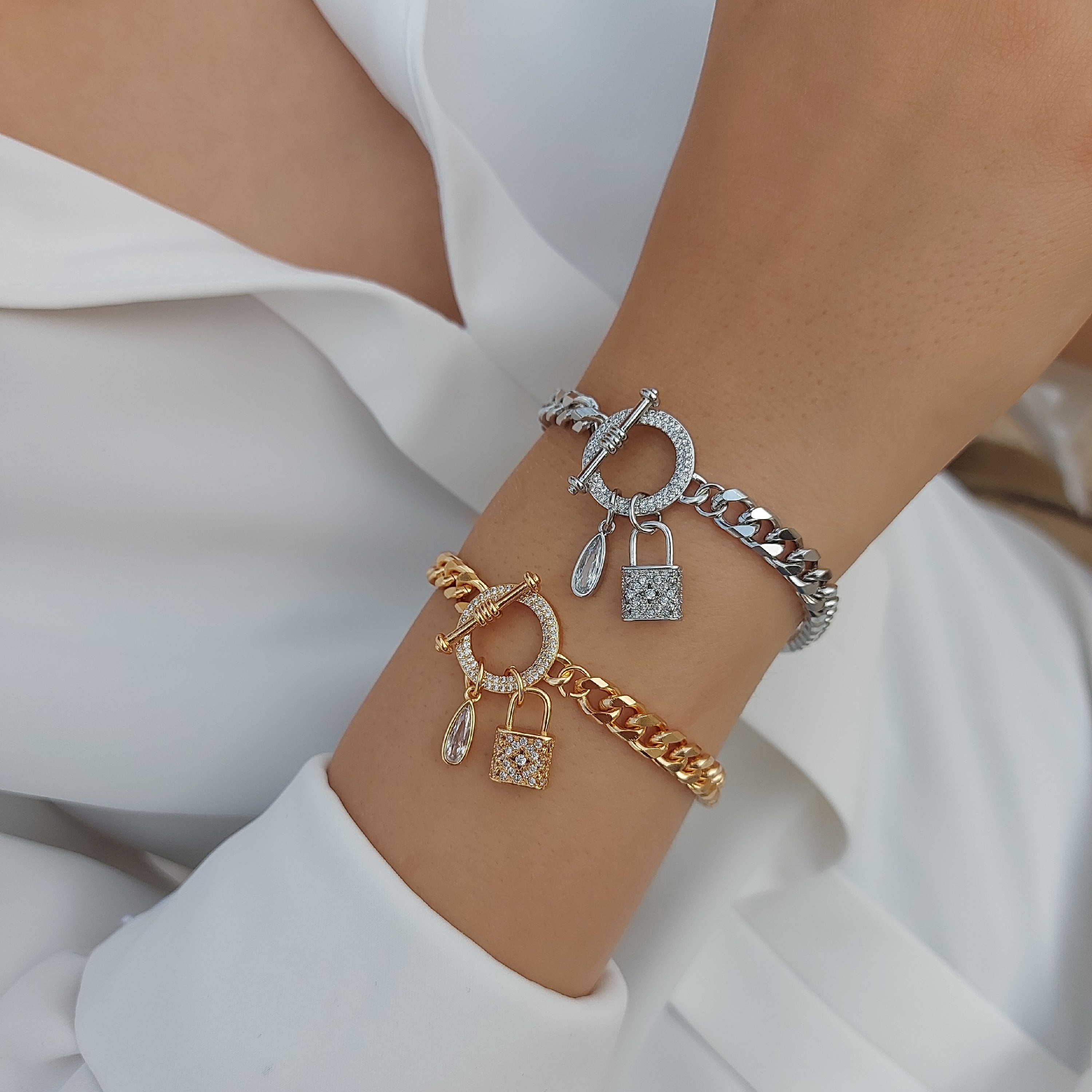 دستبند شیک آویزدار  با قفل تی، از برند ysx، روکش طلا، رنگ ثابت و ضد حساسیت، بدلیجات مشابه نمونه ی طلا