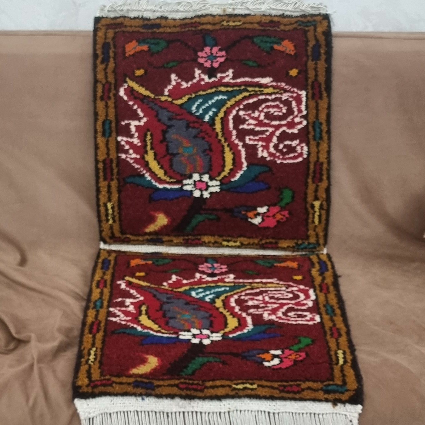 فرش دست بافت 2 عدد به هم چسبیده یک عدد در ابعاد 50در50