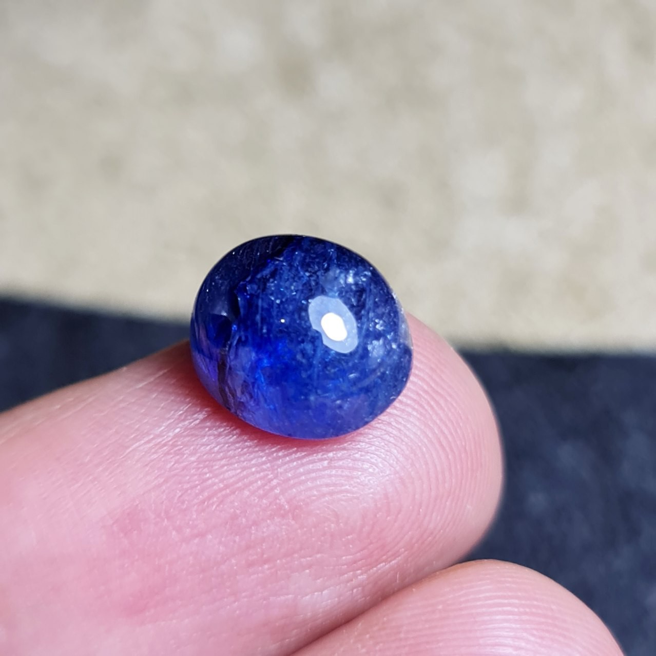  نگین زیبای سنگ یاقوت کبود خوش رنگ معدنی با وزن 7 قیراط 
کد 28713
