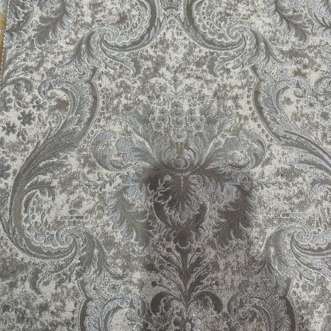 پارچه مبلی شانل عرض 140س(حداقل فروش 5 متر) ،رنگ کرم،زمینه پتینه، ریزبافت، تراکم بالا ، گرم بالا، کیفیت عالی