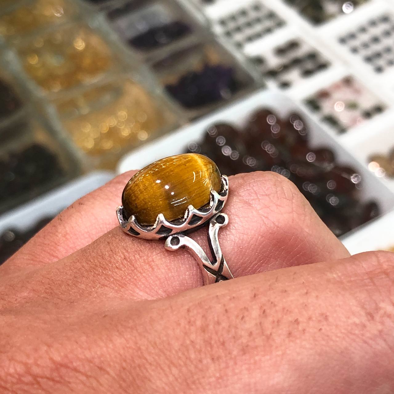 انگشتر نقره مردانه نگین چشم ببر طبیعی مدل جناقی دور شبکه سیاه قلم 235405