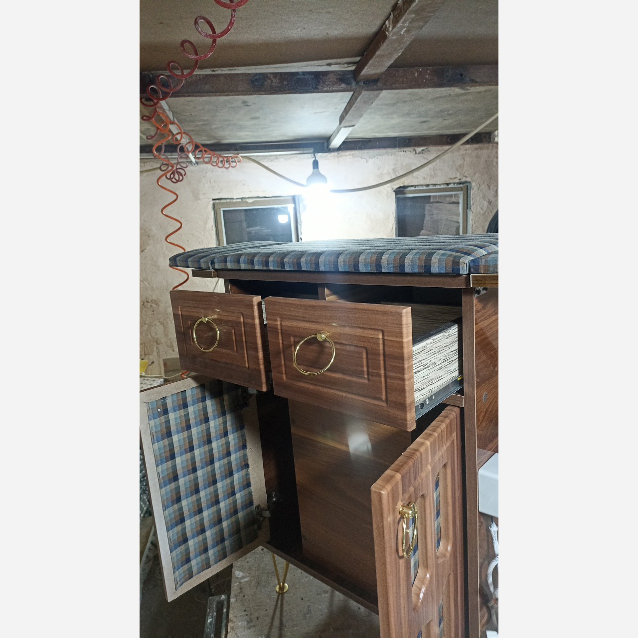 میز اتو کمددار-دارای پریز برق -پارچه میز اتوطبق سفارش مشتری عزیزمون