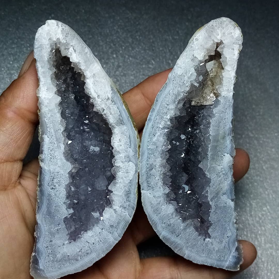 کوارتز تو خالی با بلورهای درخشان