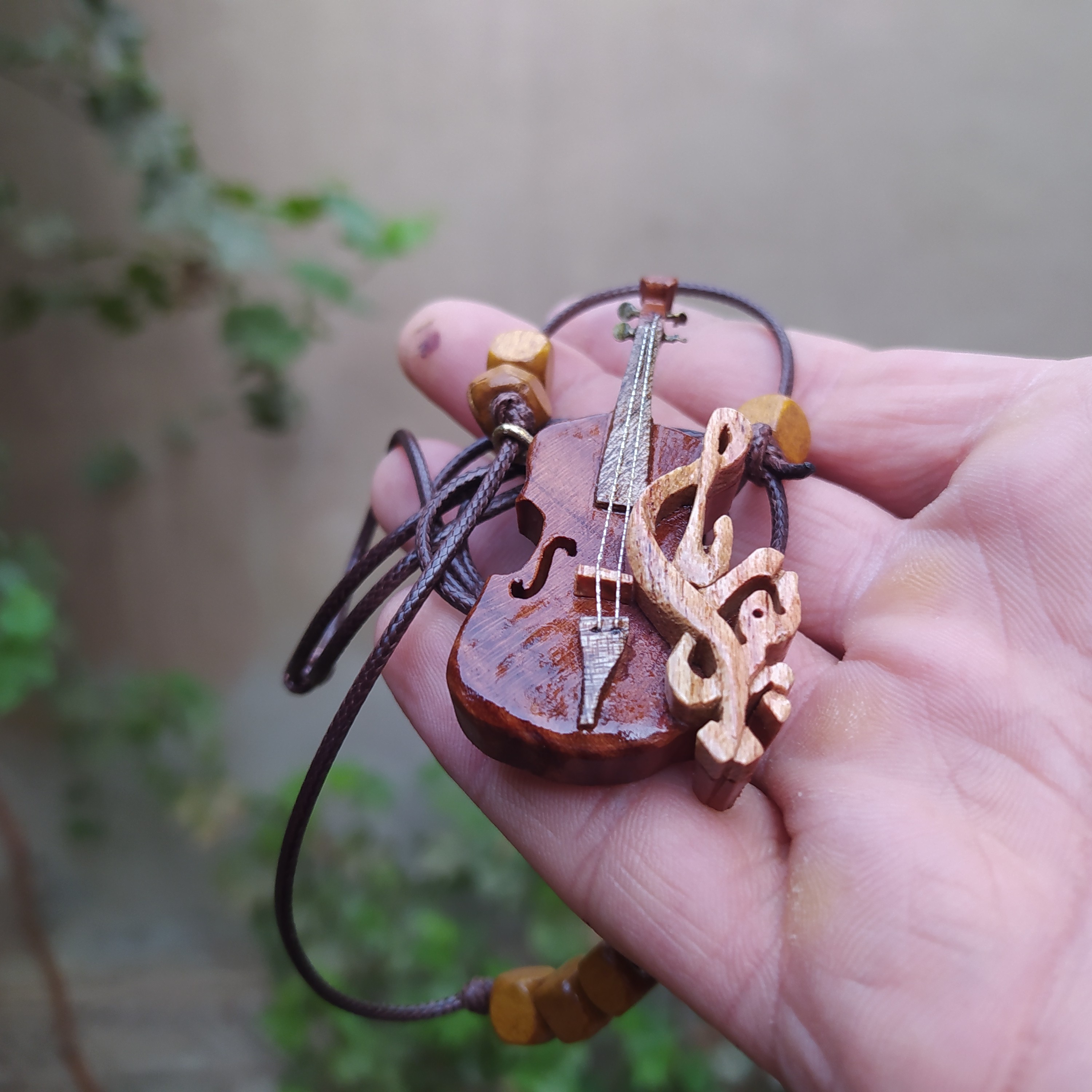 گردنبند گیتار اسم با هر طرحی و هر اسمی قابل اجراست انتخاب جنس چوب هم در اختیار خودتون هستش