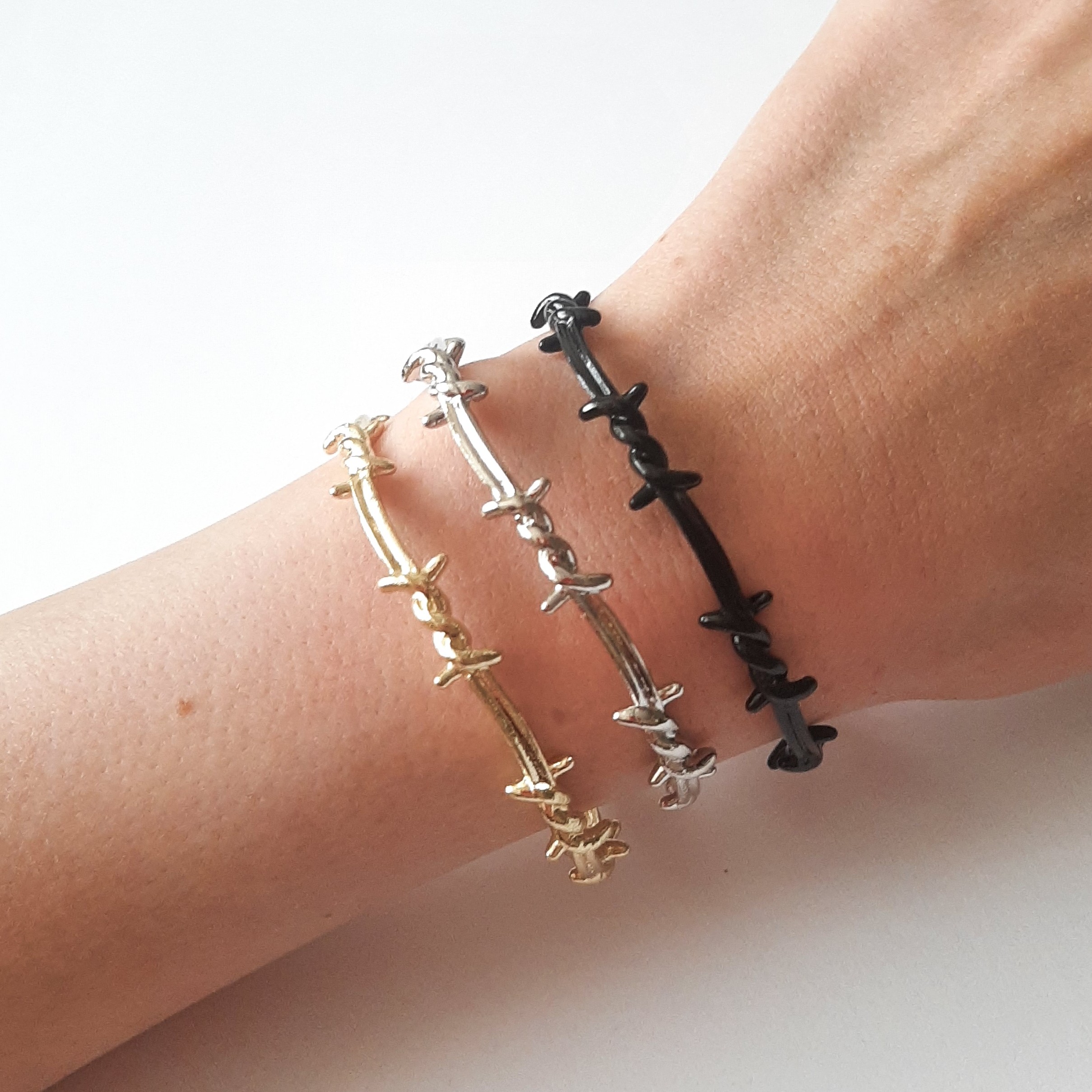 دستبند سیم خاردار النگویی