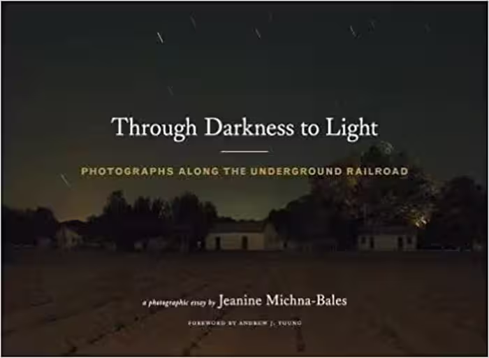 󾕇 دانلود کتاب Through Darkness To Light - Photographs Along The Underground Railroad, 2017 - دانلود کتاب های دانشگاهی