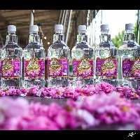 گلاب درجه یک سنگین محصول قمصر  یک لیتری کیفیت تضمینی 