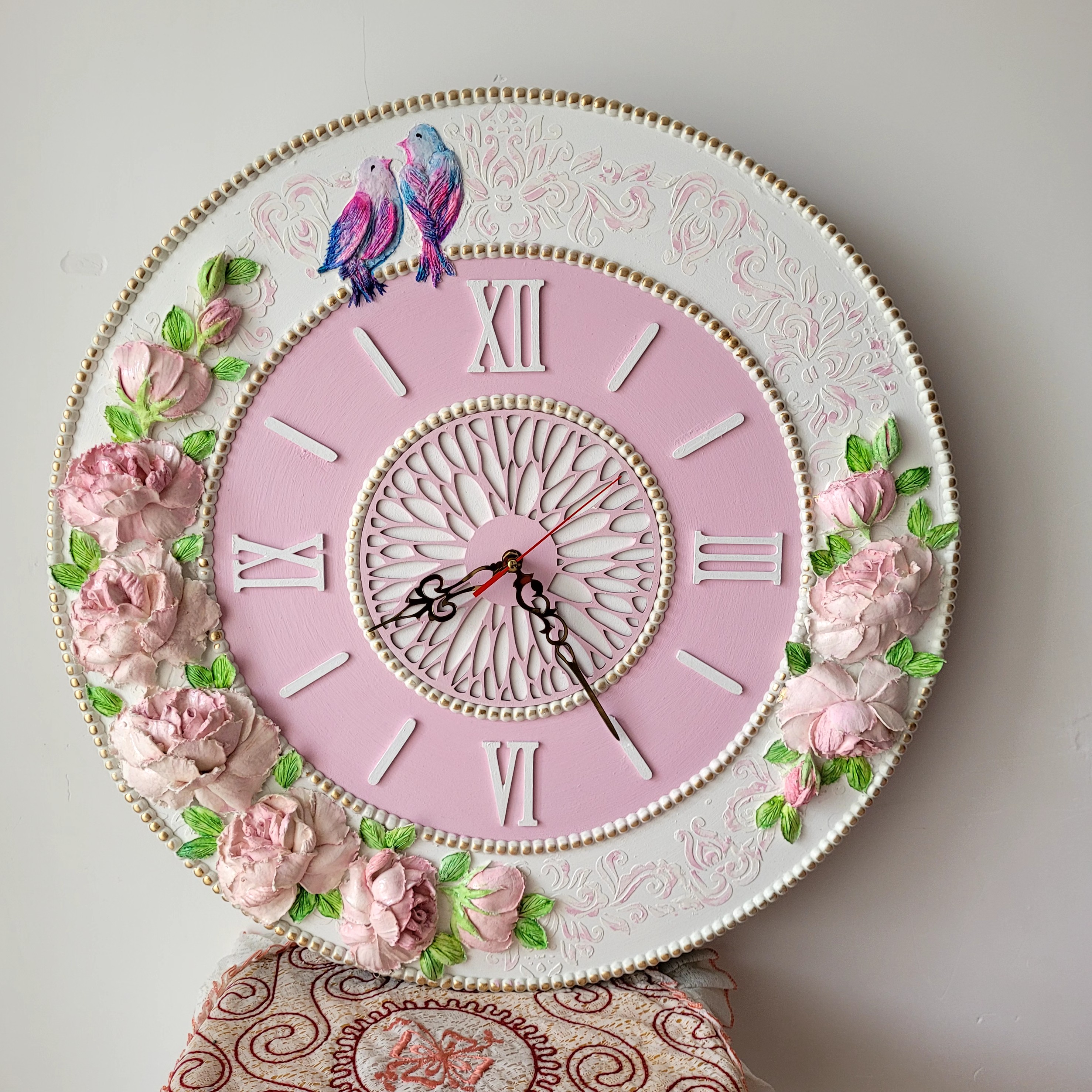 ساعت دیواری سفیدصورتی قطر 60 با گلهای صورتی و پرنده های برجسته موتور بیصدا و کیفیت عالی  