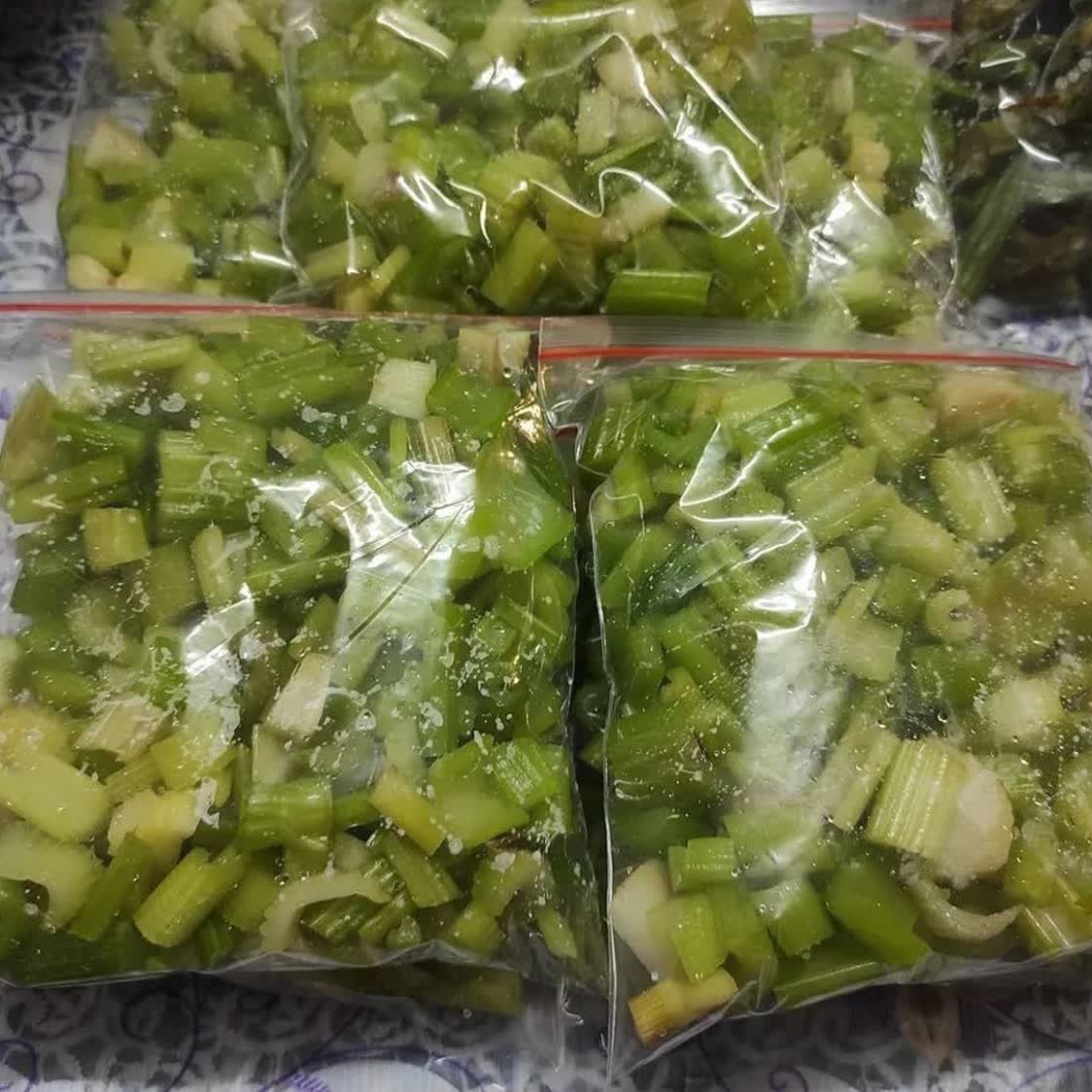 کرفس خرد شده