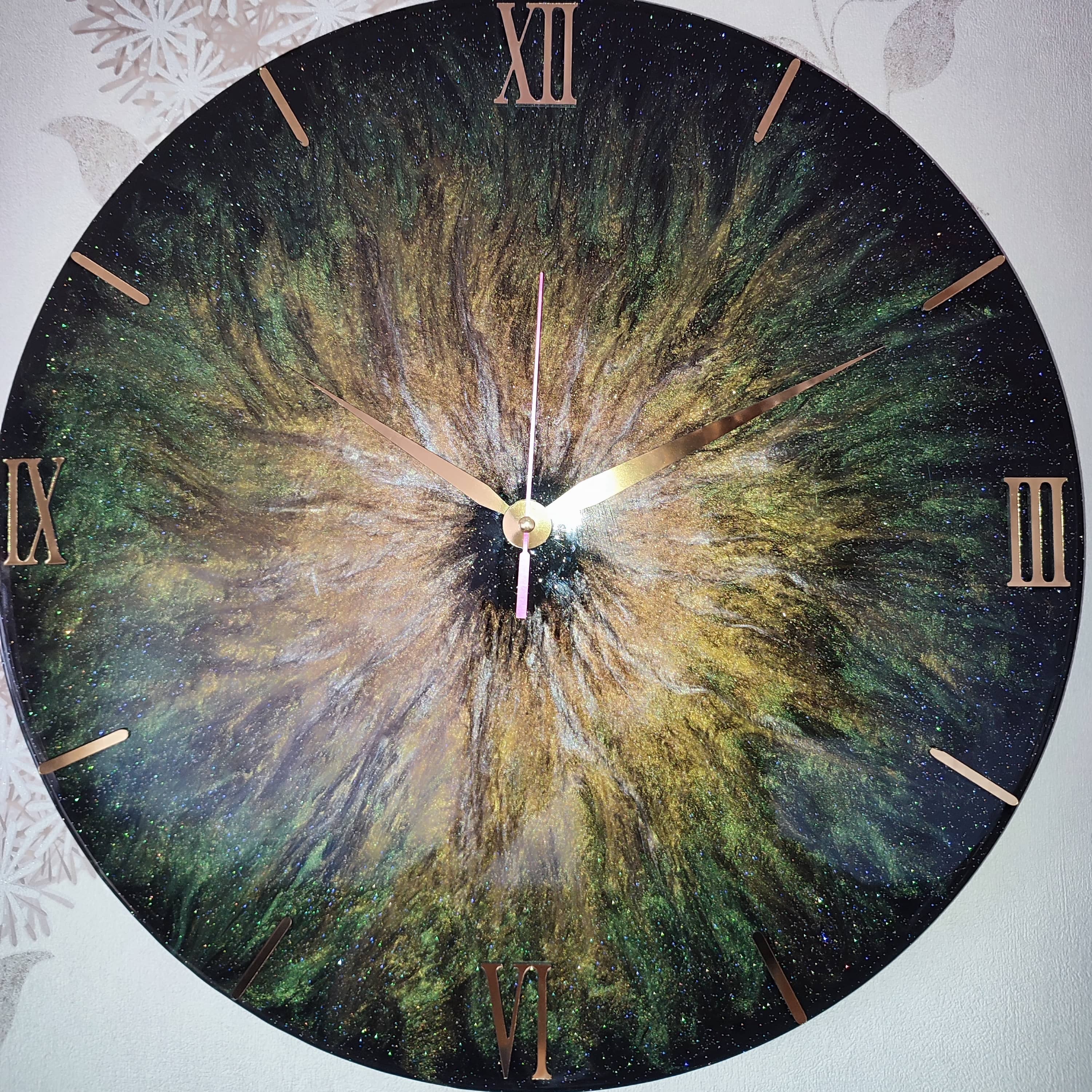 ساعت رزینی طرح پرتویی با قطر 40سانتی