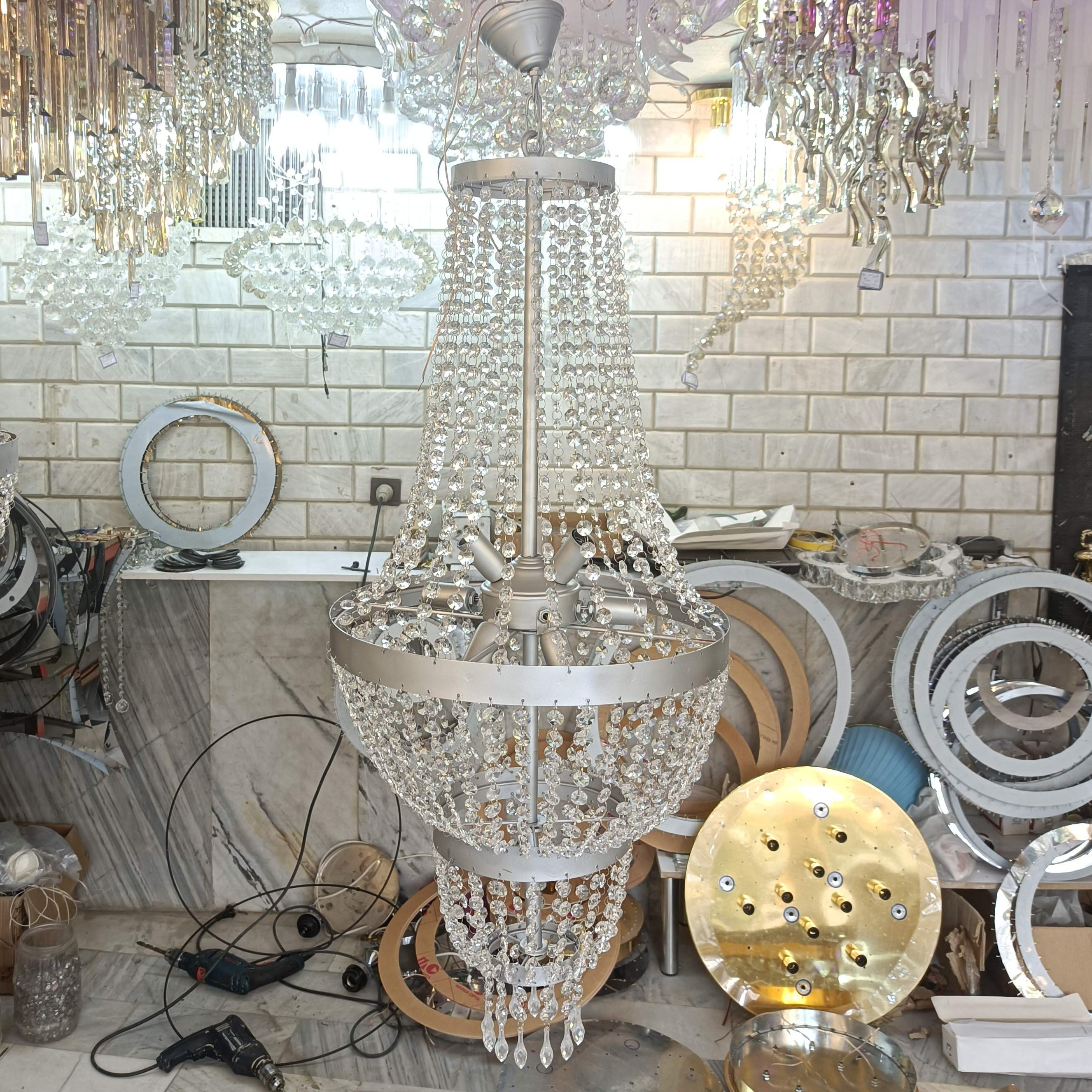 لوستر گلابی بدنه آهنی با رنگ نقره ای و کریستال درجه یک و نه عدد سرپیچ مناسب تالار 