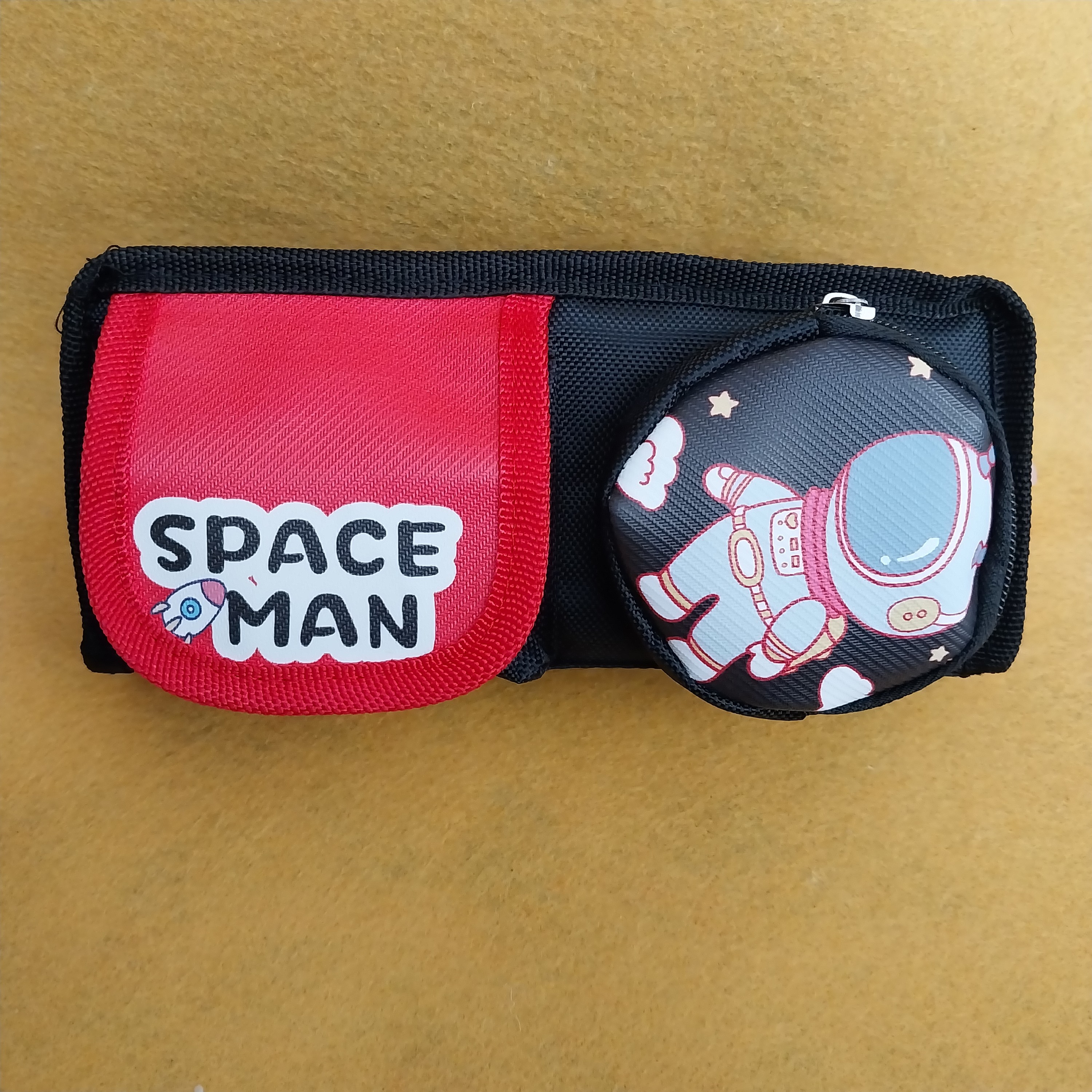 جامدادی پسرانه فانتزی دو زیپ طرح فضانورد مارک هیرو رنگ مشکی و قرمز