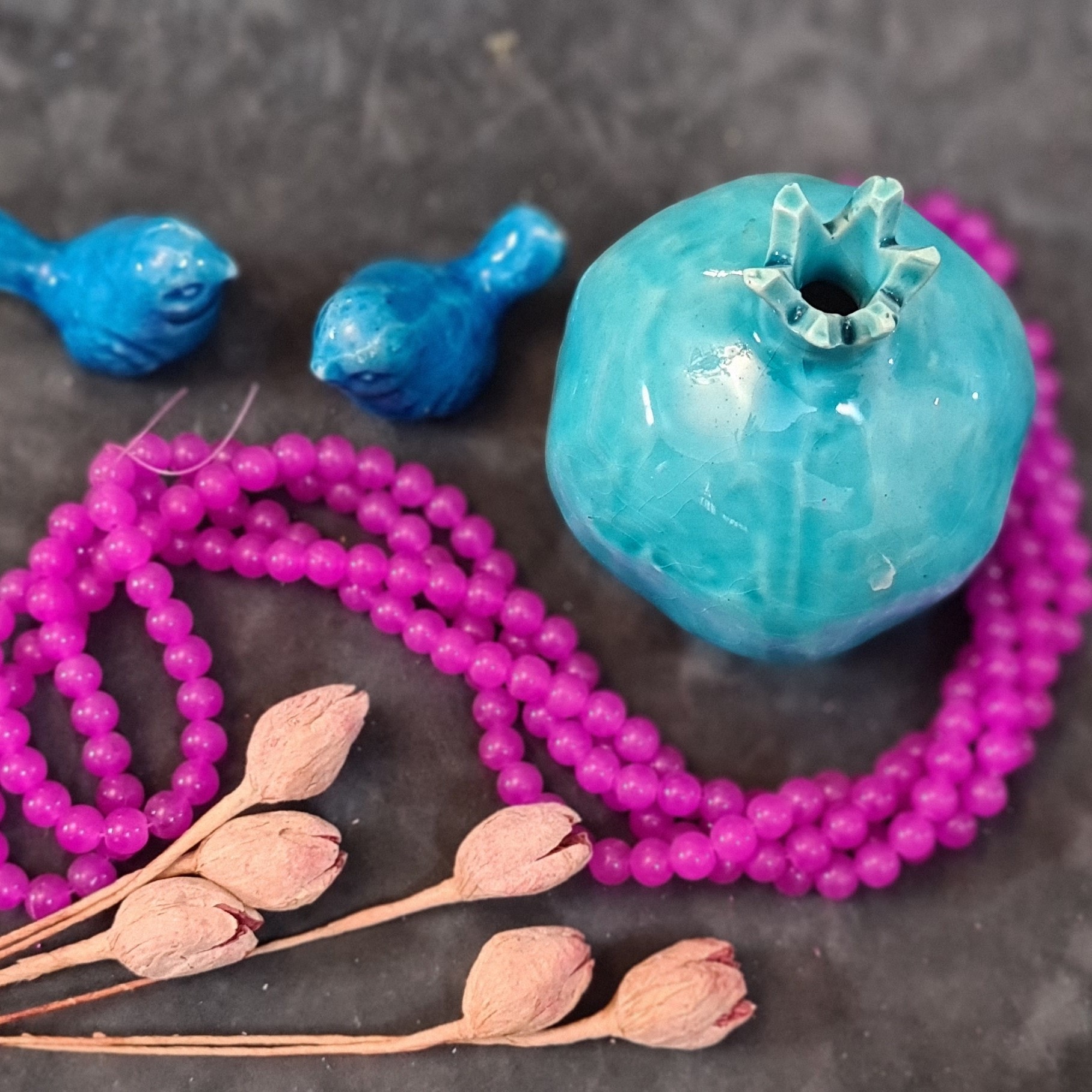 مروارید سنگی آ برنگی (کد33) اصل شماره 8(یاسی ،بنفش ،صورتی بنفش )بصورت یک بند ،  شامل (105الی 110مهره ) 75گرم 