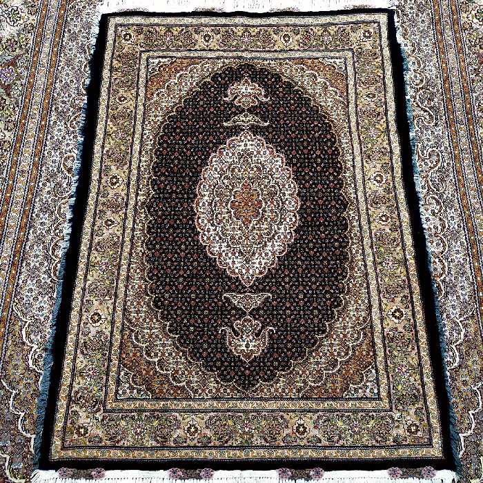 فرش دستبافت ریز ماهی خرّم طرح کمال الملک خوی اندازه زرع و نیم 50 رج سرمه ای کد 104