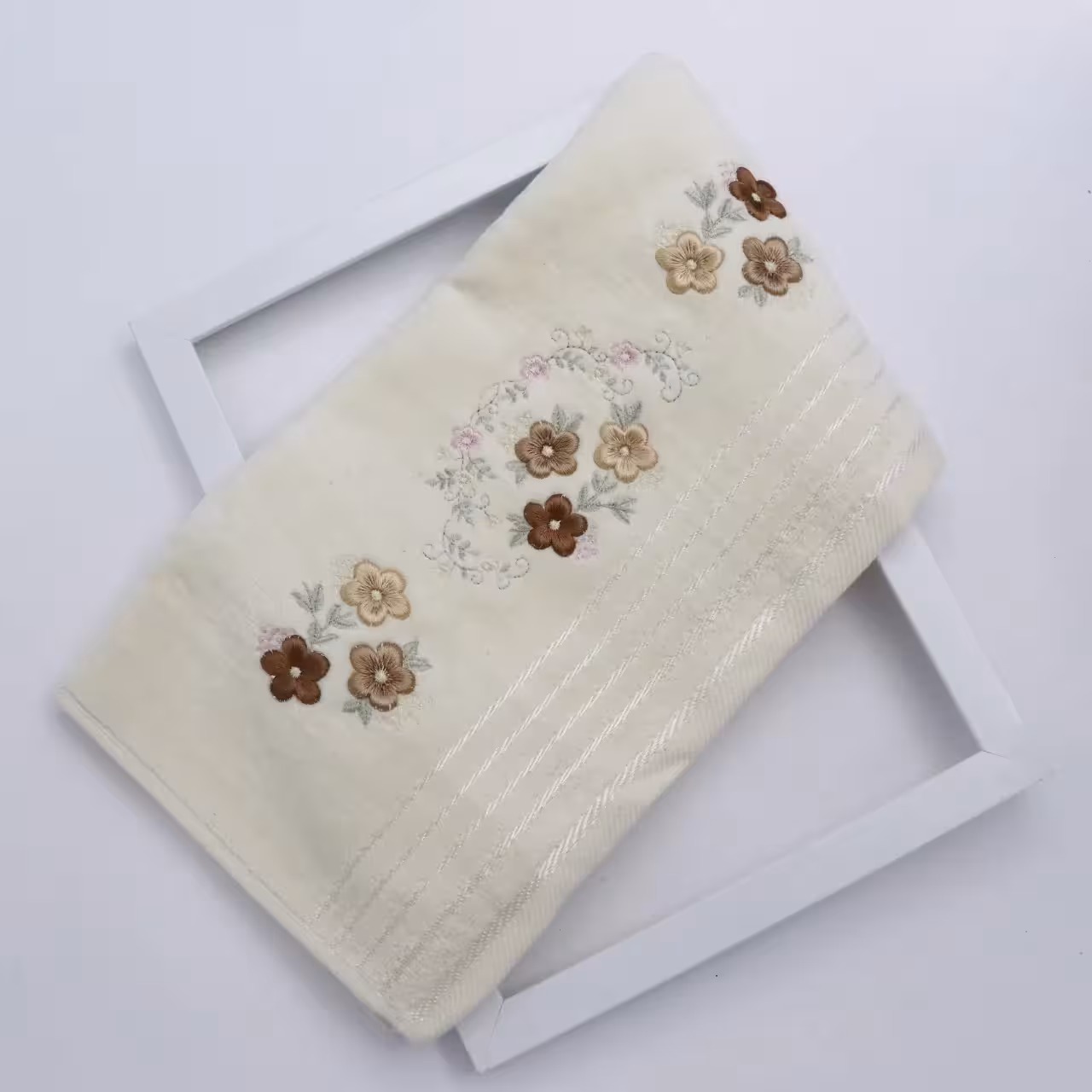 حوله دستی گلدورزی مخمل رنگ کرم روشن کد 61702