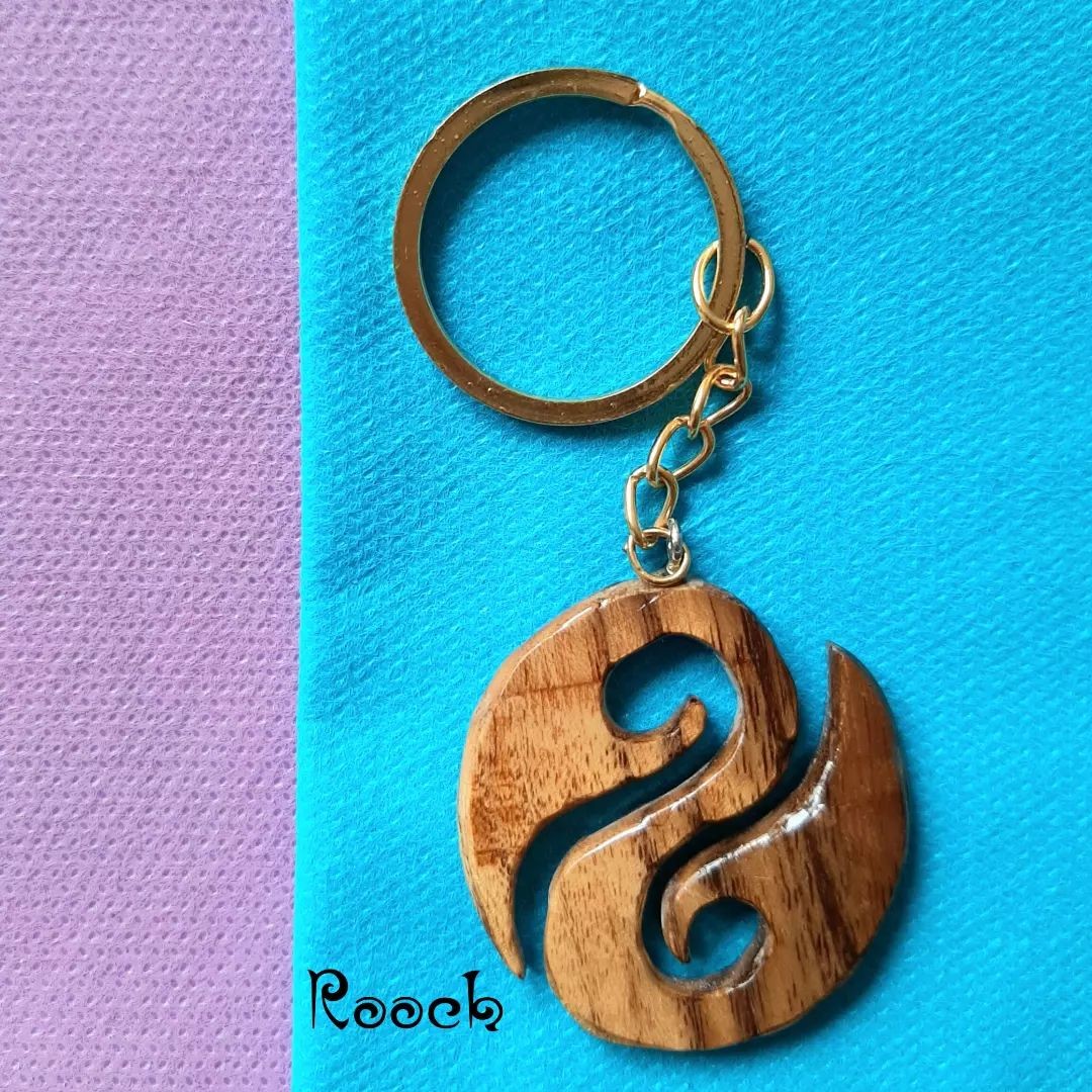 جاسوییچی چوبی با طرح های متنوع.  مناسب آویز آیینه ماشین. رنگ و طرح چوب ها تصادفی است