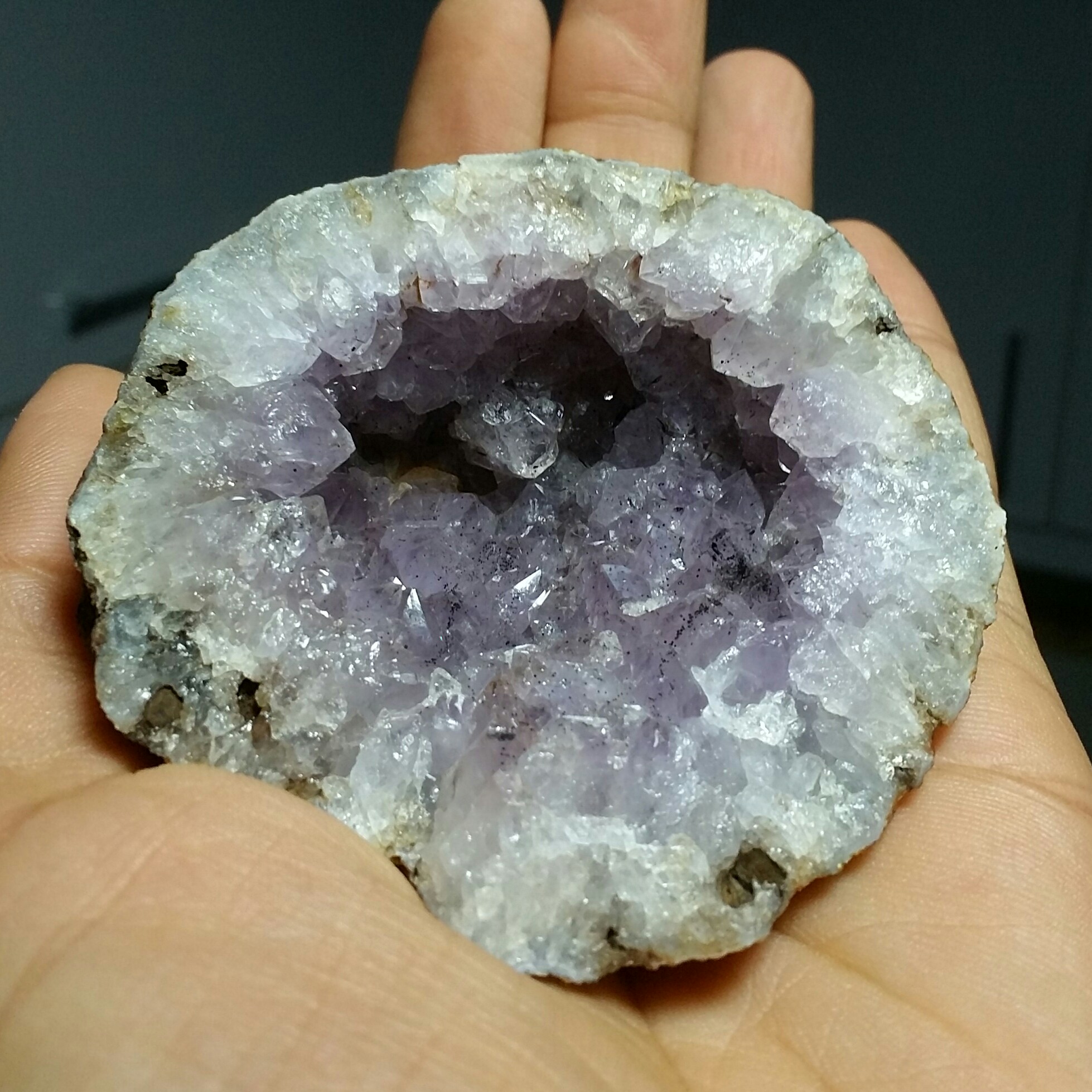 سنگ راف آمیتیست آمیتیس آمتیس آماتیس وارداتی از کشور برزیل بسیار پر رنگ  نمونه ای بسیار کمیاب و خاص کد 11792