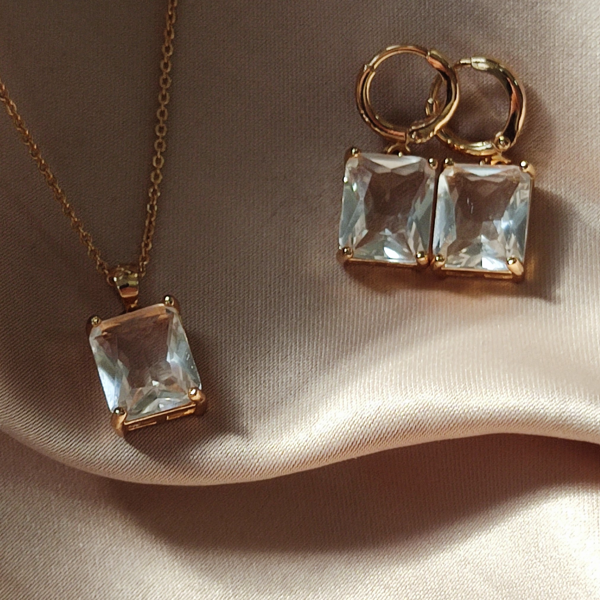 نیم ست تک نگین طلایی برند ysx رنگ ثابت و ضد حساسیت 