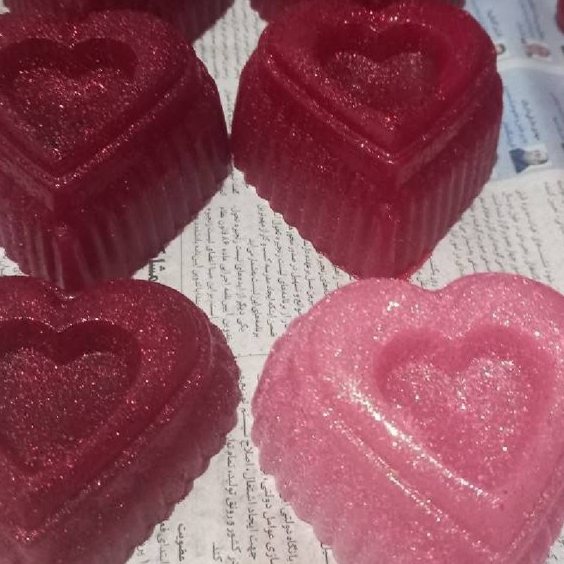 شمع قلب دررنگهای زیبا و جذاب اکلیلی و اسپری شده داخل سلفون تقدیم میشود