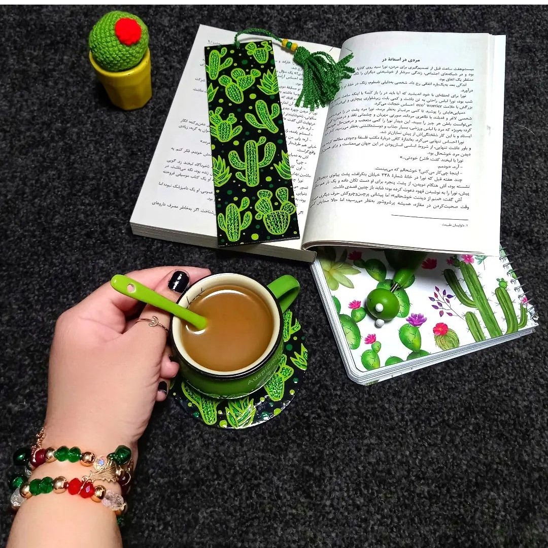 ست بوکمارک و زیرلیوانی چوبی نقاشی شده طرح کاکتوس زمینه مشکی