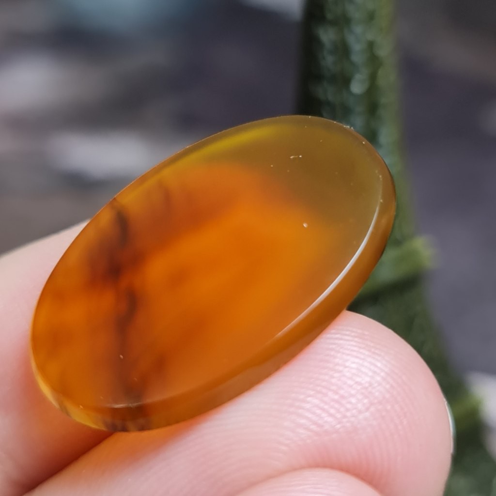  نگین فوق العاده زیبای سنگ عقیق جزع خراسانی اصل معدنی با تراش پولکی
کد  26282