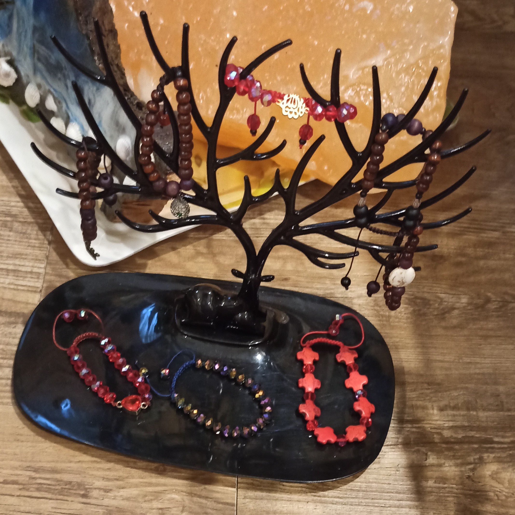 دستبند های بافت از جنس چوب و کریستال در بعضی ترکیبی از سنگ عقیق، اونیکس و ون کلیف مرجان مصنوعی بهره گرفته ایم.