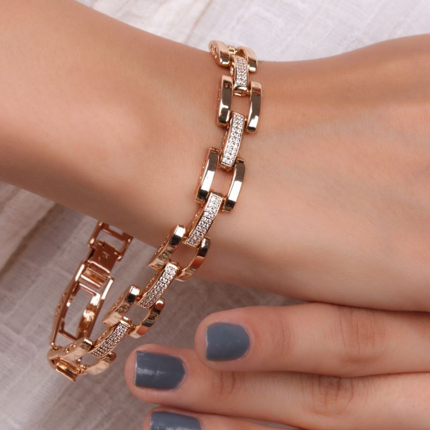 دستبند ژوپبنگ طرح1 دارای خط های براق ونگین دار به صورت یک درمیان