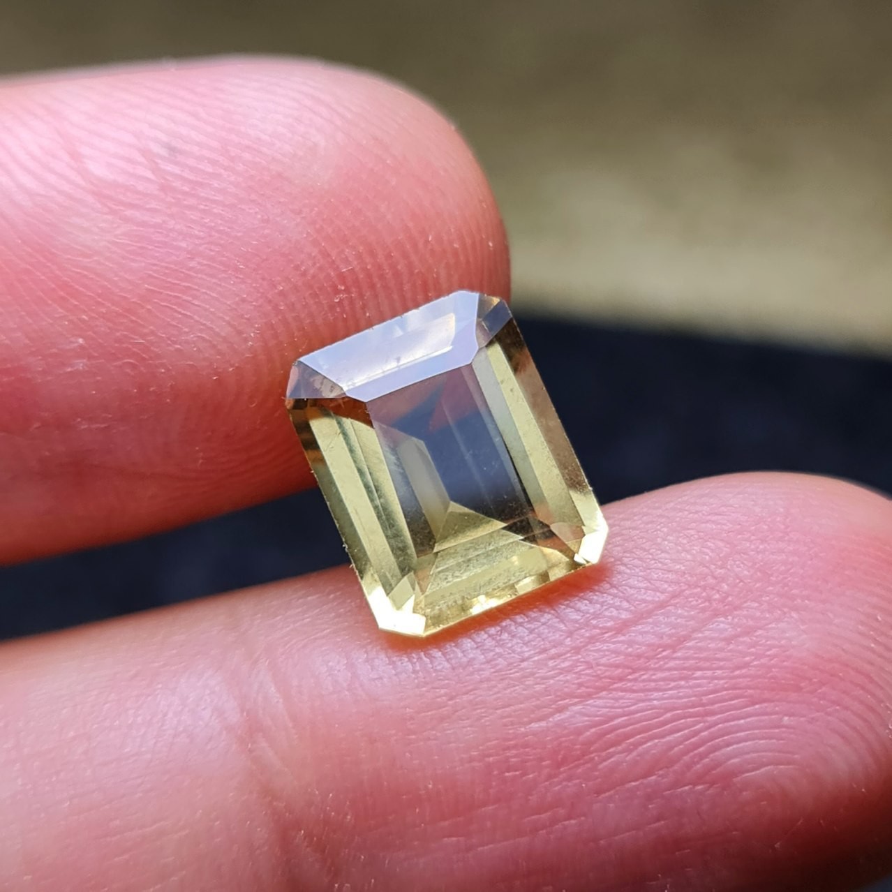  نگین زیبای سنگ کوارتز لیمویی معدنی آفریقایی با وزن 3قیراط

کد 28690