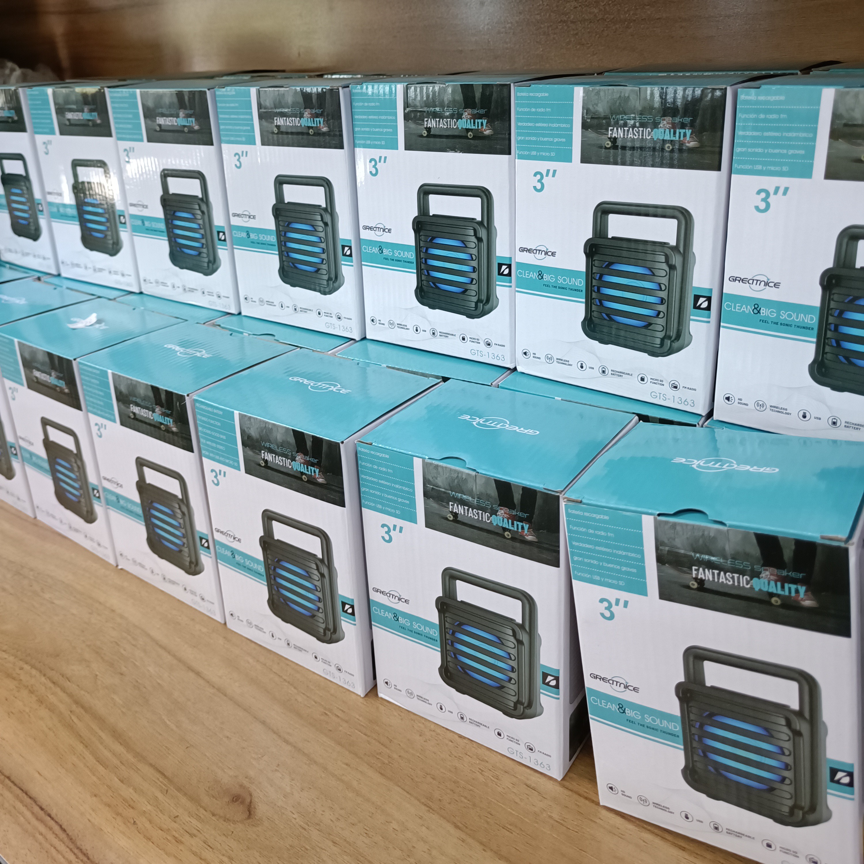 اسپیکر gts 1363
بسیار با کیفیت عالی با قیمت مقرون به صرفه
دارای ورژن بلوتوث 4
درگاه ورودی فلش ، رم
باتری با