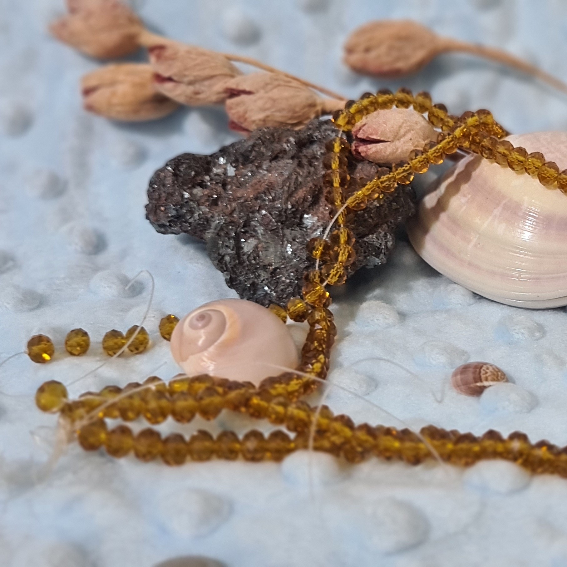 کریستال سایز 6 نسکافه ای ،شامپاینی   شیشه ای ،بصورت ریسه ای،شامل 96  الی 105 عدد کریستال