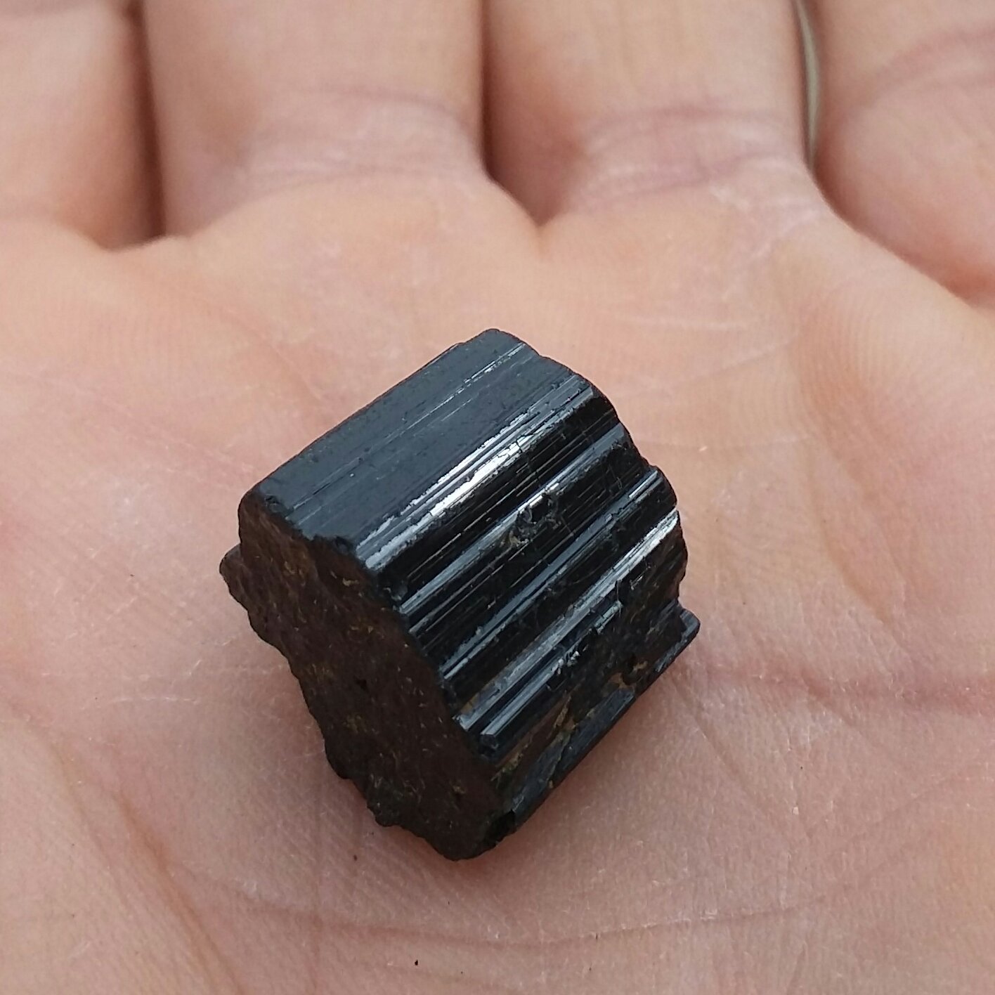 سنگ راف تورمالین شرول وارداتی ارزشمند شاهکار خلقت 100درصد طبیعی مناسب جهت کلکسیون و ساخت نگین کد 9535